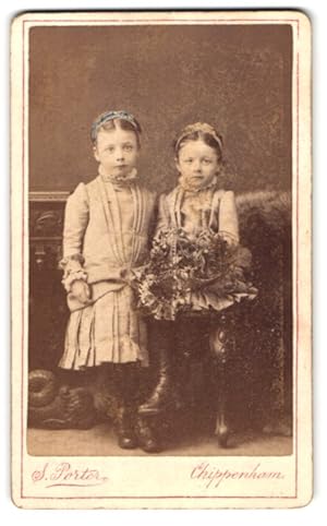 Seller image for Photo S. Porter, Chippenham, St-Paul's Street, Portrait zwei bildhbsche Mdchen mit Blumenstrauss for sale by Bartko-Reher