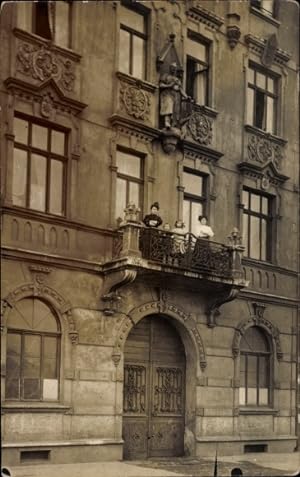 Bild des Verkufers fr Foto Ansichtskarte / Postkarte Duisburg im Ruhrgebiet, Frauen und Kinder auf einem Balkon, Wohnhaus zum Verkauf von akpool GmbH