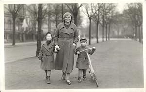 Foto Ansichtskarte / Postkarte Frau im Mantel mit zwei Kindern, Roller