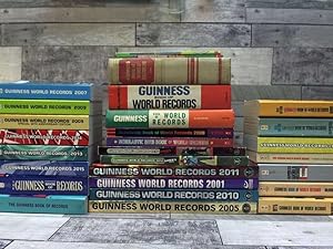 Immagine del venditore per 28 Guinness World Records Books Set 1975 to 2016 Hardcover and Pa venduto da Archives Books inc.