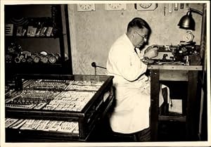 Foto Ansichtskarte / Postkarte Berlin ?, Juwelier bei der Arbeit, Schmuckwerkstatt um 1950