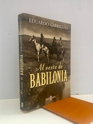 Al oeste de Babilonia. Firmado y dedicado por el autor