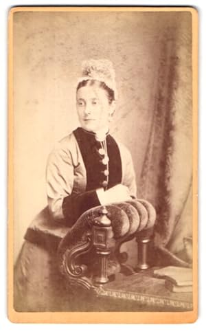 Photo Walter A. Smith, Ipswich, 18, Brook Street, Portrait junge Dame in modischer Kleidung