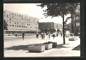 Bild des Verkufers fr Ansichtskarte Berlin, moderne Architektur, Interhotel Unter den Linden, Passanten unterwegs zum Verkauf von Bartko-Reher