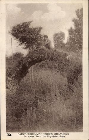 Bild des Verkufers fr Ansichtskarte / Postkarte Saint Lger Magnazeix Haute Vienne, Le vieux Pont du Puy Saint Jean zum Verkauf von akpool GmbH