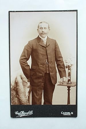 Seller image for Kabinettfoto Standportrt Herr im Anzug mit Fell und Blumenvase for sale by Versandantiquariat Hsl