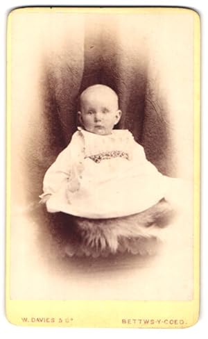 Photo W. Davies, Co., Betws-y-Coed, Portrait süsses Kleinkind im weissen Kleid