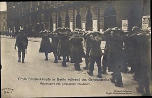 Ansichtskarte / Postkarte Berlin Mitte, Straßenkämpfe 1919, Abtransport von gefangenen Spartakist...