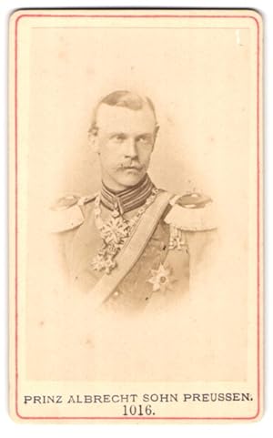 Bild des Verkufers fr Fotografie Fotograf und Ort unbekannt, Portrait Prinz Albrecht von Preussen in Gardeuniform mit Orden und Epauletten zum Verkauf von Bartko-Reher
