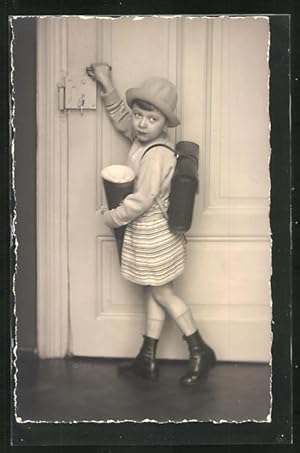 Foto-Ansichtskarte ABC-Schützin mit Zuckertüte an der Schultüre
