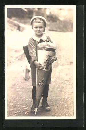 Foto-Ansichtskarte ABC-Schütze mit grosser Zuckertüte und Mütze