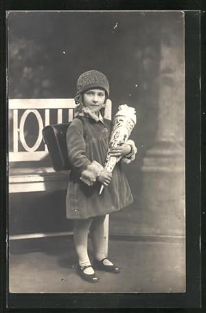 Foto-Ansichtskarte ABC-Schützin mit Zuckertüte und Mütze