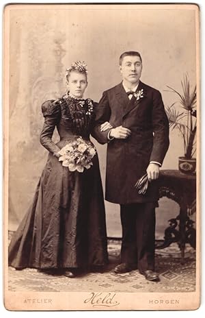 Bild des Verkufers fr Fotografie Held, Horgen, Portrait junges Ehepaar im schwarzen Kleid mit Blumenbukett und Ansteckblume zum Verkauf von Bartko-Reher