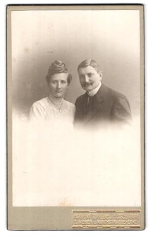 Bild des Verkufers fr Fotografie Robert Triebel, Essen / Ruhr, Kirchstrasse, Portrait eines elegant gekleidetes Paares zum Verkauf von Bartko-Reher
