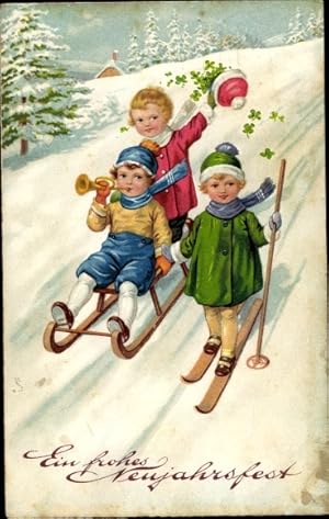 Ansichtskarte / Postkarte Glückwunsch Neujahr, Kinder auf Skiern und Schlitten, Kleeblätter