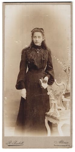 Bild des Verkufers fr Fotografie R. Prinzibill, Altona, Reichenstr. 18, Portrait junge Frau im schwarzen Kleid mit Herz-Kette zur Kommunion zum Verkauf von Bartko-Reher
