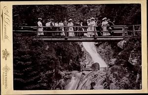 Kabinettfoto Personen auf einem Steg vor einem Wasserfall - Foto: A. Demuth, Offenburg