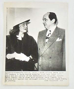 ORIGINAL PHOTOGRAPH: BETTE DAVIS AND HER LAWYER JERRY GEISLER IN COURT. 1950