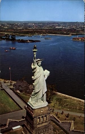 Seller image for Ansichtskarte / Postkarte New York City USA, Statue of Liberty, Bedloe's Island, Fliegeraufnahme for sale by akpool GmbH