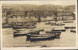 Bild des Verkufers fr Foto Ansichtskarte / Postkarte Valparaso Chile, Muelle de Pasajeros, Ruderboote, Wasserpartie, Huser zum Verkauf von akpool GmbH