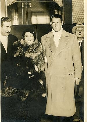 "Gloria SWANSON & son nouvel époux Mr FARMER, photographié à la Gare St-Lazare 1931" Photo origin...