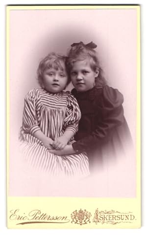 Bild des Verkufers fr Fotografie Eric Pettersson, Askersund, Portrait zwei Schwestern im gestreiften und schwarzen Kleid mit Haarschleife zum Verkauf von Bartko-Reher