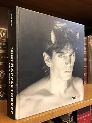 Bild des Verkufers fr ROBERT MAPPLETHORPE: PHOTOGRAPHS zum Verkauf von Second Story Books, ABAA