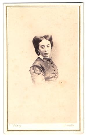 Image du vendeur pour Photo Walery, Marseille, Boulevart du Musee 14, Portrait de Dame im Biedermeierkleid avec Schleife mis en vente par Bartko-Reher