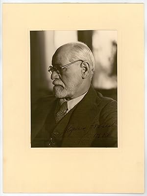 Imagen del vendedor de Portrait photograph signed ("Sigm. Freud"). a la venta por Antiquariat INLIBRIS Gilhofer Nfg. GmbH