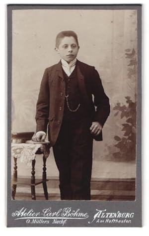 Bild des Verkufers fr Fotografie Carl Bhme, Altenburg, Portrait halbwchsiger Knabe in zeitgenssischer Kleidung zum Verkauf von Bartko-Reher