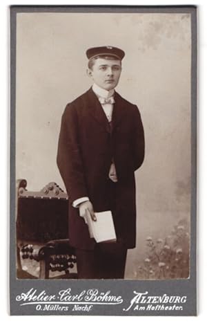 Bild des Verkufers fr Fotografie Carl Bhme, Altenburg, Student im Anzug mit Buch in der Hand zum Verkauf von Bartko-Reher