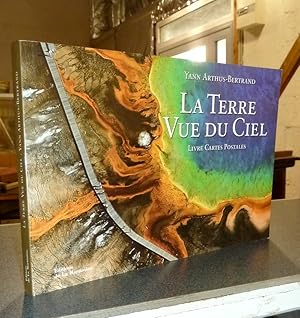 Imagen del vendedor de La Terre vue du ciel. Livre cartes postales a la venta por Le Beau Livre