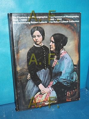 Bild des Verkufers fr Die Pioniere der Photographie : 1840 - 1900 , die Sammlung Robert Lebeck , [Ausstellung einer Auswahl von Exponaten aus der Sammlung Robert Lebeck in der Stdtischen Galerie Erlangen, April und Mai 1989, im Museum fr Kunst und Gewerbe in Hamburg, August und September 1989 und in der Galerie Jahrhunderthalle Hoechst, Frankfurt, Oktober und November 1989] = The pioneers of photography. Rainer Wick (Hg.). Einf. Carlo Bertelli zum Verkauf von Antiquarische Fundgrube e.U.
