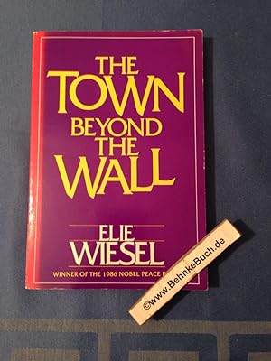 Seller image for TOWN BEYOND THE WALL for sale by Antiquariat BehnkeBuch
