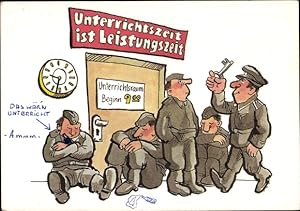 Bild des Verkufers fr Ansichtskarte / Postkarte DDR, NVA, Soldaten warten vor der Unterrichtsraum zum Verkauf von akpool GmbH