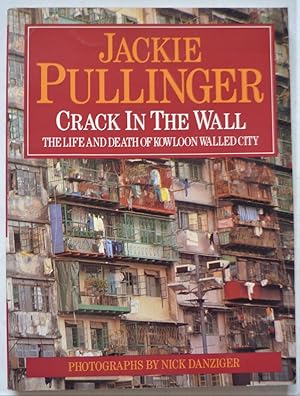 Bild des Verkufers fr Crack in the Wall - the Life and Death of Kowloon Walled City zum Verkauf von A.O'Neill
