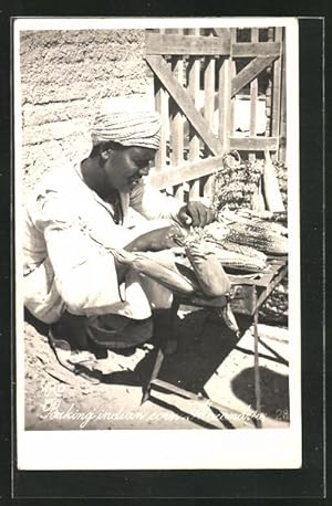 Bild des Verkufers fr Ansichtskarte Alexandria, Man baking indian corn, arabischer Hndler verkuft Maiskolben zum Verkauf von Bartko-Reher