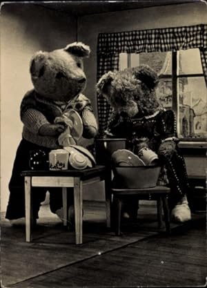 Ansichtskarte / Postkarte Zwei Teddys waschen Geschirr ab