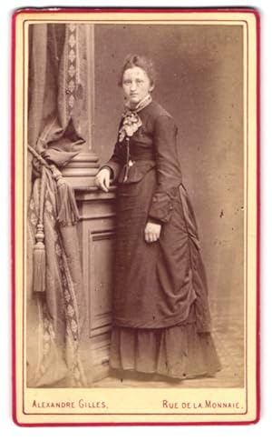 Bild des Verkufers fr Fotografie Alexandre Gilles, Namur, Rue de la Monnaie 5, Portrait Frau im Biedermeierkleid mit Brosche zum Verkauf von Bartko-Reher