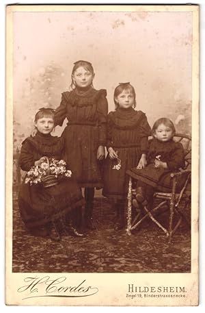 Bild des Verkufers fr Fotografie H. Cordes, Hildesheim, Zingel 19, Portrait vier Schwestern in schwarzen Kleidern mit Haarschleife zum Verkauf von Bartko-Reher