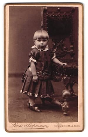 Bild des Verkufers fr Fotografie Louis Siepmann, Mlheim a. d. Ruhr, Kettenbrckstrasse 13, Kind im Kleid zum Verkauf von Bartko-Reher