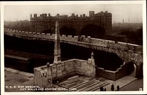 Imagen del vendedor de Ansichtskarte / Postkarte York Yorkshire, N.E.R. War Memorial, City Walls and Station Hotel a la venta por akpool GmbH