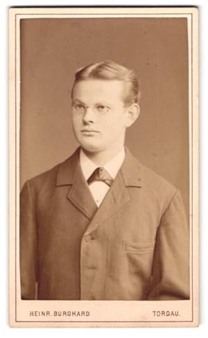 Immagine del venditore per Fotografie Heinrich Burghard, Torgau, Erzenstr. 40, Portrait junger Mann mt Brille im Anzug venduto da Bartko-Reher