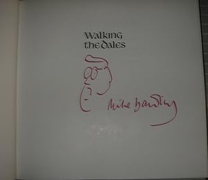 Image du vendeur pour Walking the Dales mis en vente par eclecticbooks