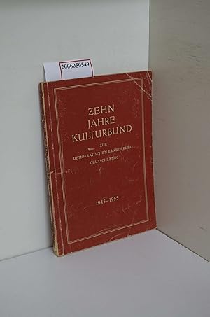 Bild des Verkufers fr Zehn Jahre Kulturbund zur demokratischen Erneuerung Deutschlands : 1945-1955 / [Die Beitr. zur Geschichte d. Kulturbundes wurden geschrieben v. Karl Kneschke. Zusammenstellg u. Red. besorgten Waldemar Sowade ; Gnther Karl Thews] zum Verkauf von ralfs-buecherkiste