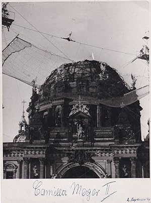 Original-Photographie der "Camilla Meyer"-Hochseilartistengruppe im Berliner Lustgarten 1946. (Gr...