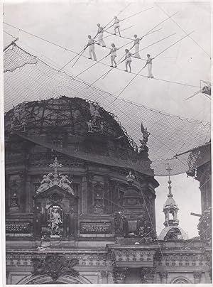 Original-Photographie der "Camilla Meyer"-Hochseilartistengruppe im Berliner Lustgarten 1946. (Gr...