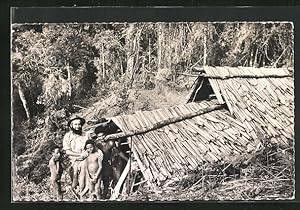 Ansichtskarte Papouasie, Missionnaire devant sa hutte-église