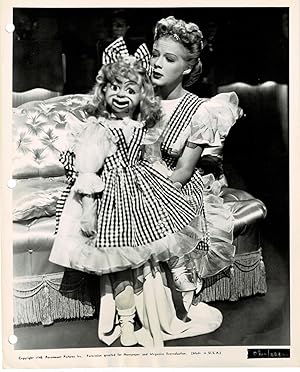 Bild des Verkufers fr A VINTAGE PUBLICITY PHOTOGRAPH of Hollywood Actress BETTY HUTTON with her ventriloquist dummy in a musical scene from Paramount's "Cross My Heart". zum Verkauf von Blue Mountain Books & Manuscripts, Ltd.