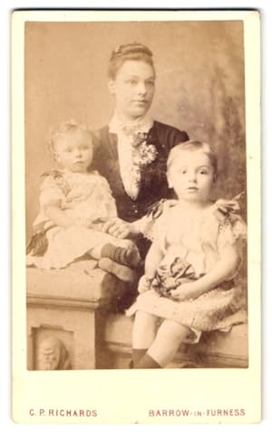 Photo C.P. Richards, Barrow-in-Furness, Mutter mit niedlichen Kindern im Kleidchen